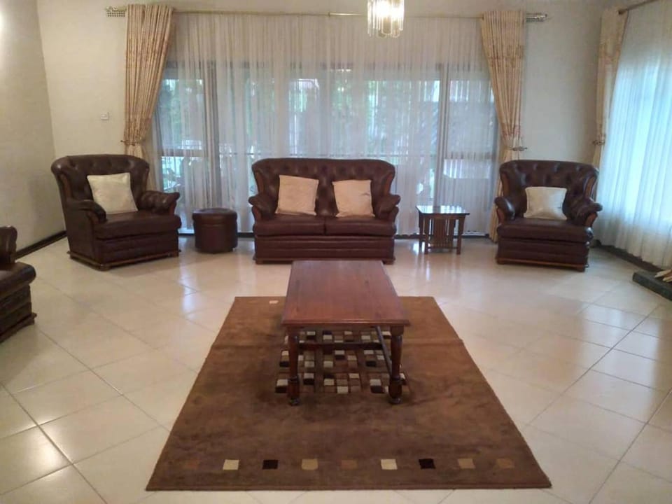 Charming 6-Bed House with Swimming Pool in Harare House in Harare