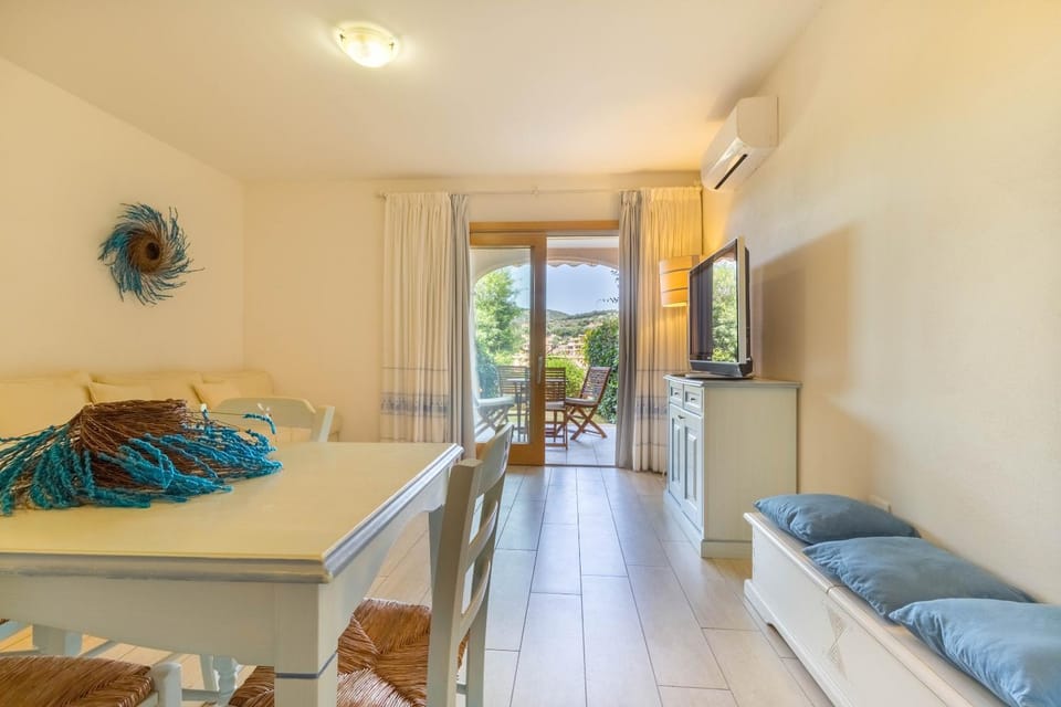 Patio, Kitchen or kitchenette, Dining area