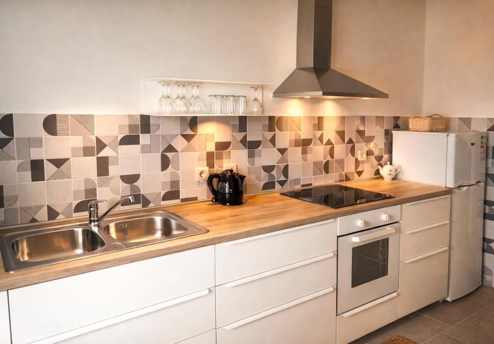 Kitchen or kitchenette, dishwasher