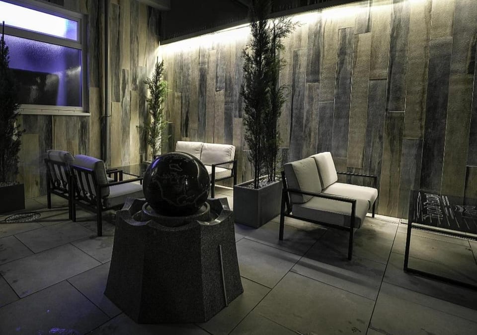 Property building, Restaurant/places to eat, Balcony/Terrace