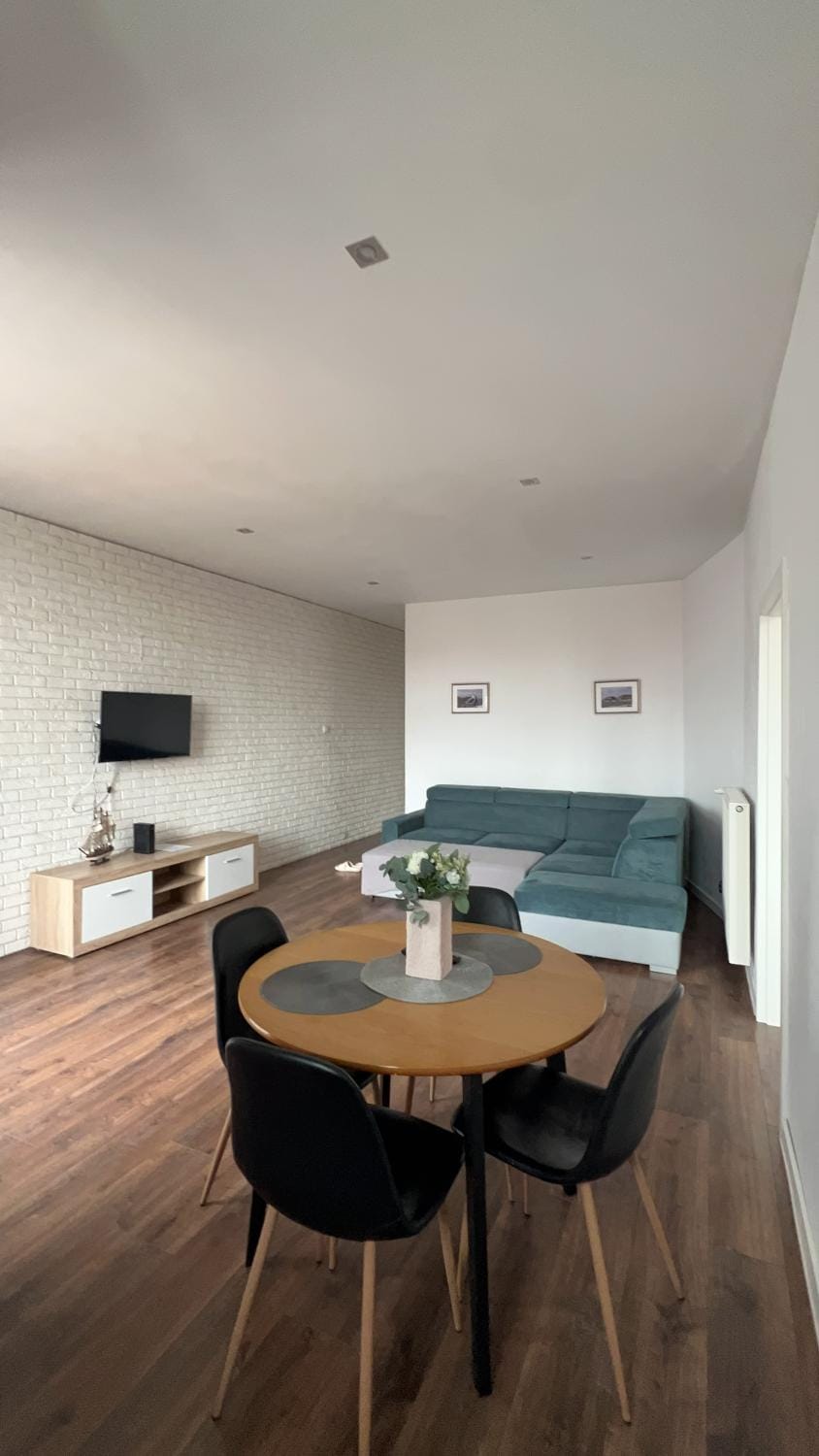 TV and multimedia, Living room, Seating area, Dining area