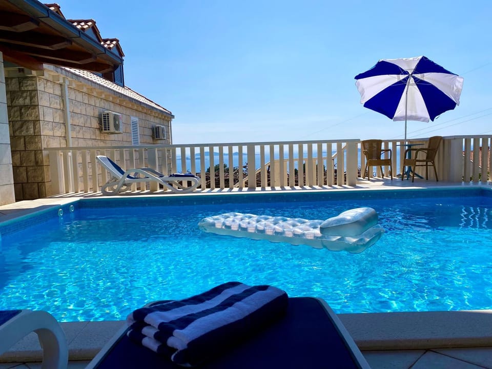Pool view, Swimming pool, sunbed, towels