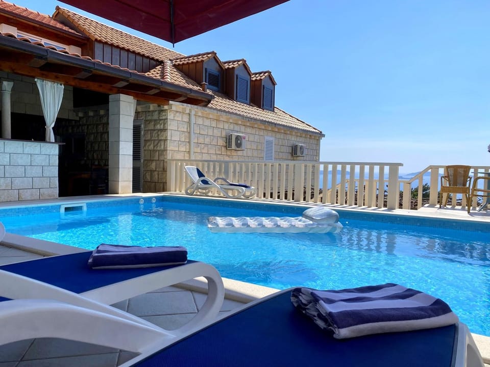 Swimming pool, sunbed, towels