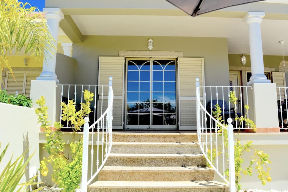 Property building, Facade/entrance, Balcony/Terrace