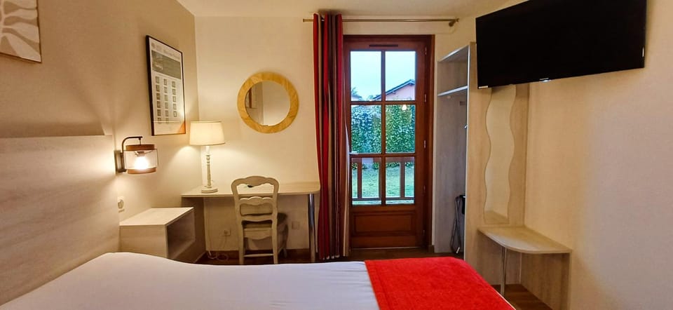Bed, TV and multimedia, Photo of the whole room, Bedroom