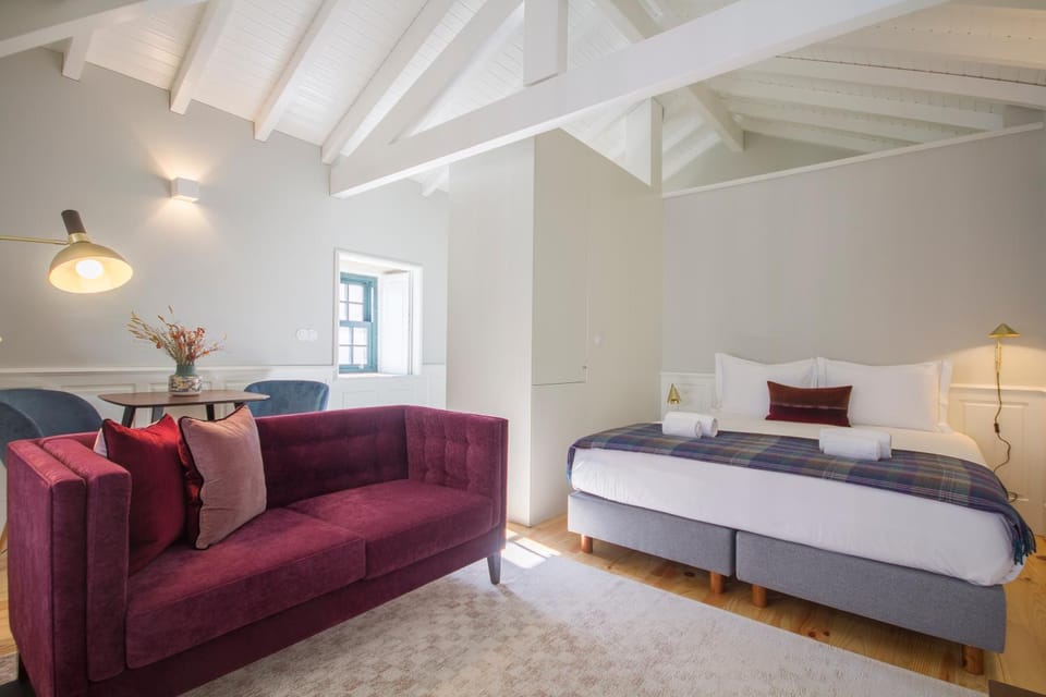 Bed, Living room, Dining area, Bedroom