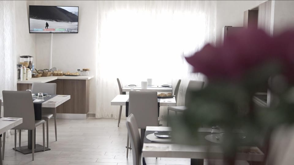 Property building, TV and multimedia, Living room, Breakfast