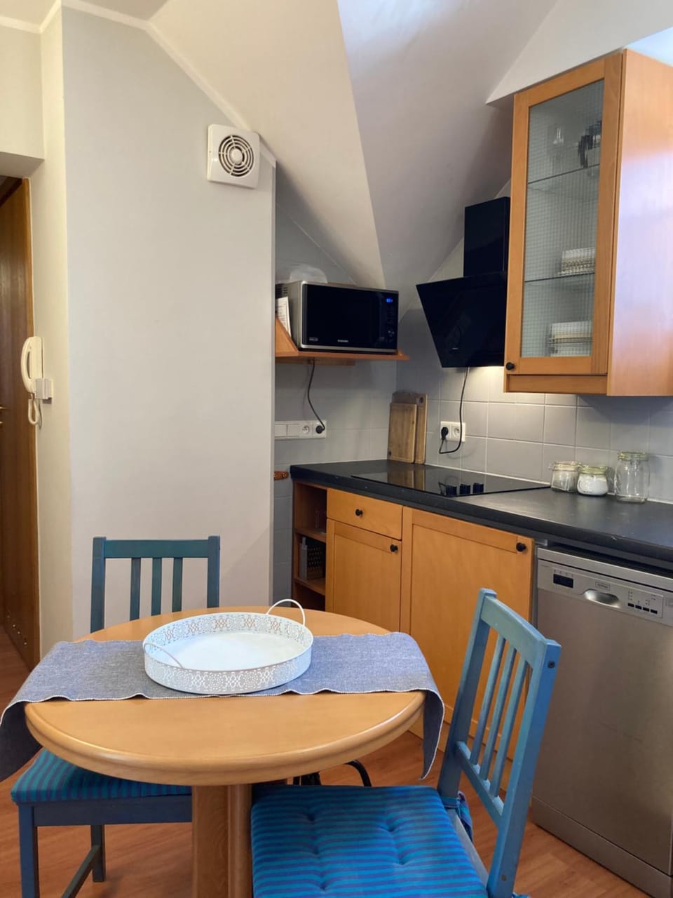 Kitchen or kitchenette, Dining area