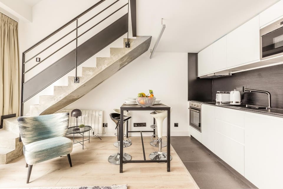 Kitchen or kitchenette, Dining area