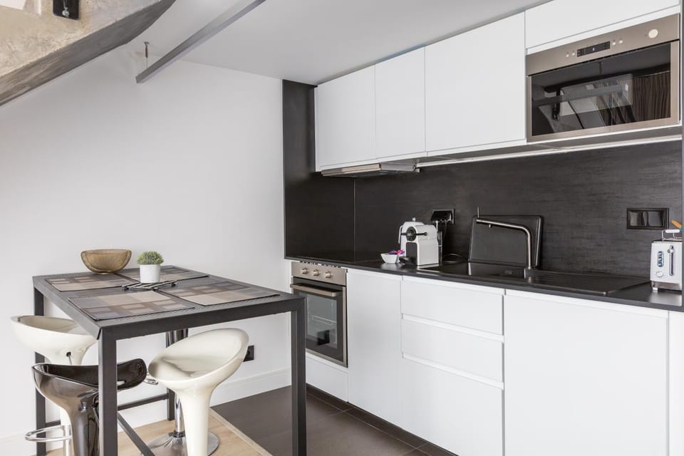 Kitchen or kitchenette, Dining area
