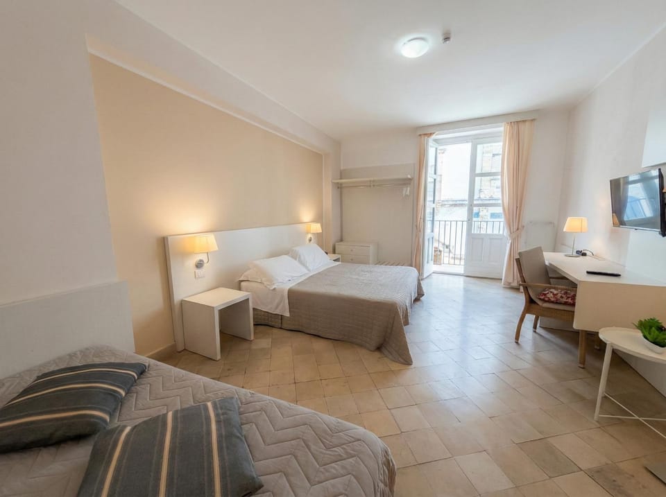 Bed, TV and multimedia, Balcony/Terrace, Photo of the whole room, Bedroom, minibar, wardrobe
