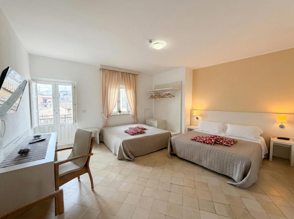 Bed, TV and multimedia, Photo of the whole room, Bedroom, minibar, wardrobe