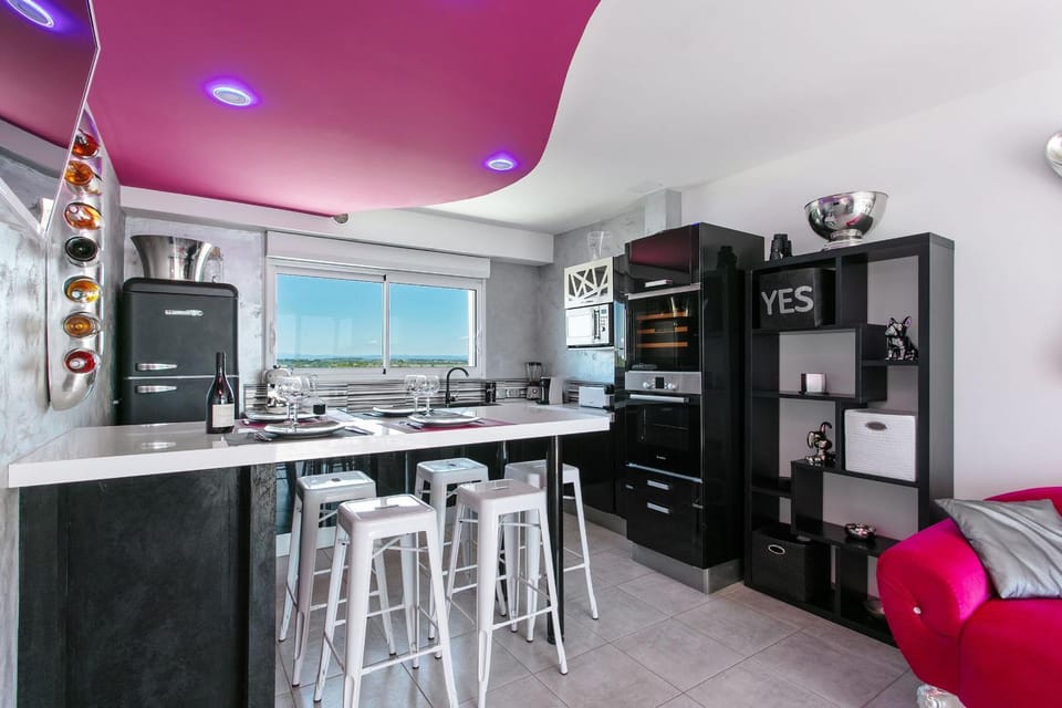 Kitchen or kitchenette, Other, Seating area, Dining area