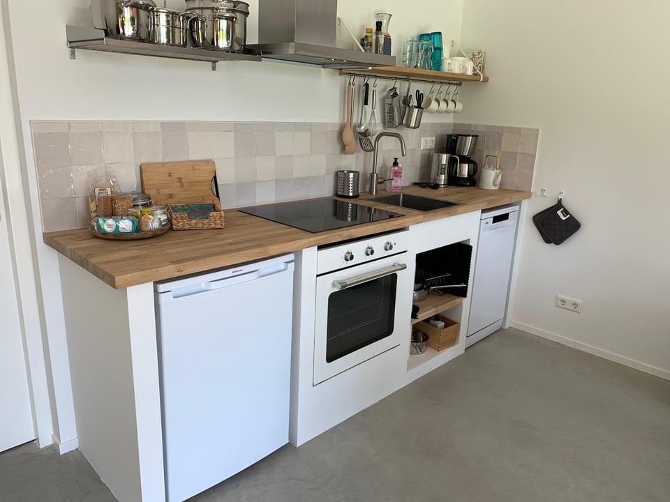Coffee/tea facilities, Kitchen or kitchenette, dishwasher, pet friendly, stove
