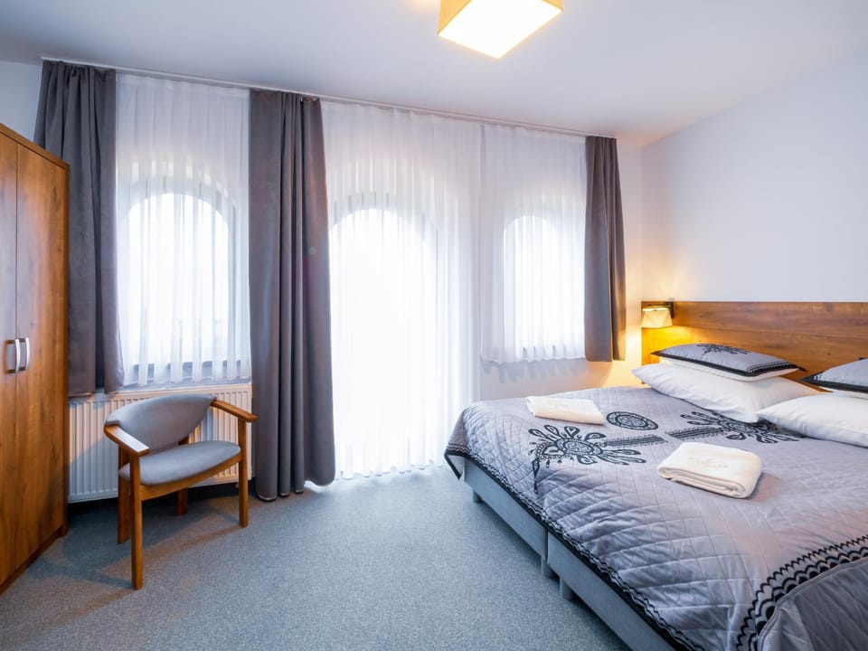Bed, Day, Photo of the whole room, Bedroom, On site