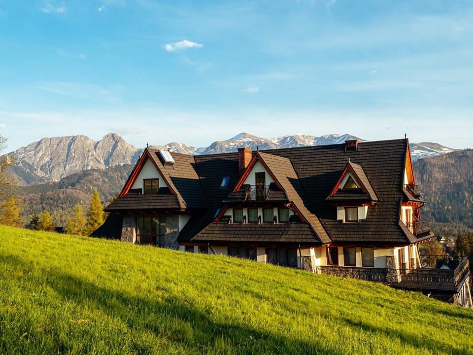 Property building, Nearby landmark, Facade/entrance, Day, Neighbourhood, Natural landscape, Bird's eye view, Summer, Garden, Balcony/Terrace, Hiking, On site, Garden view, Landmark view, Mountain view, Entertainment