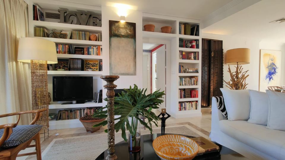 Communal lounge/ TV room, Library, TV and multimedia, Living room, Seating area