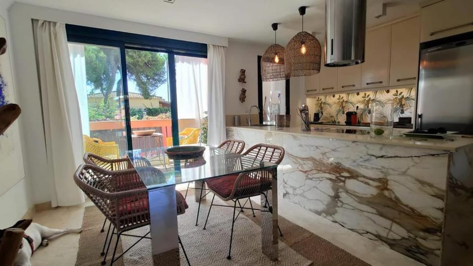 Kitchen or kitchenette, Seating area, Dining area