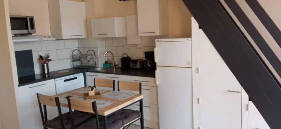 Coffee/tea facilities, Dining area, dishwasher, minibar, stove, toaster