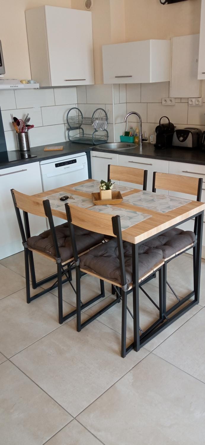 Kitchen or kitchenette, Dining area