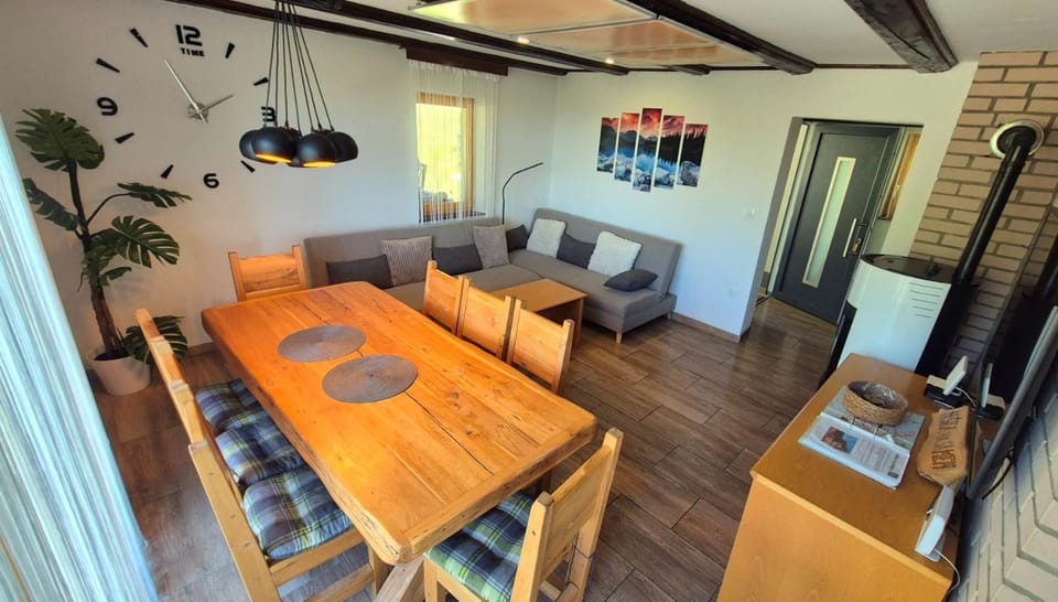 TV and multimedia, Living room, Seating area, Dining area