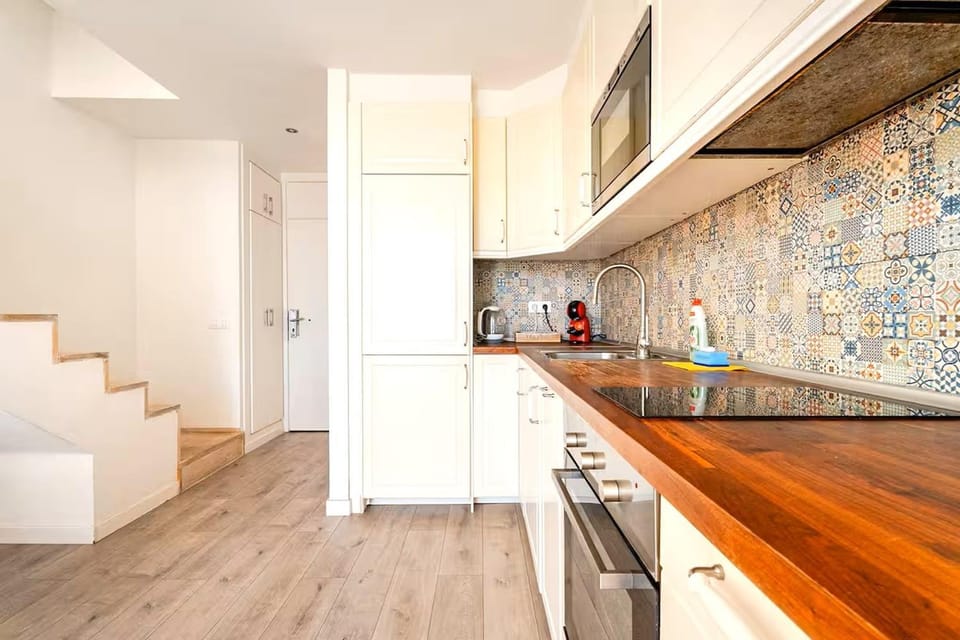 Kitchen or kitchenette, dishwasher, stove