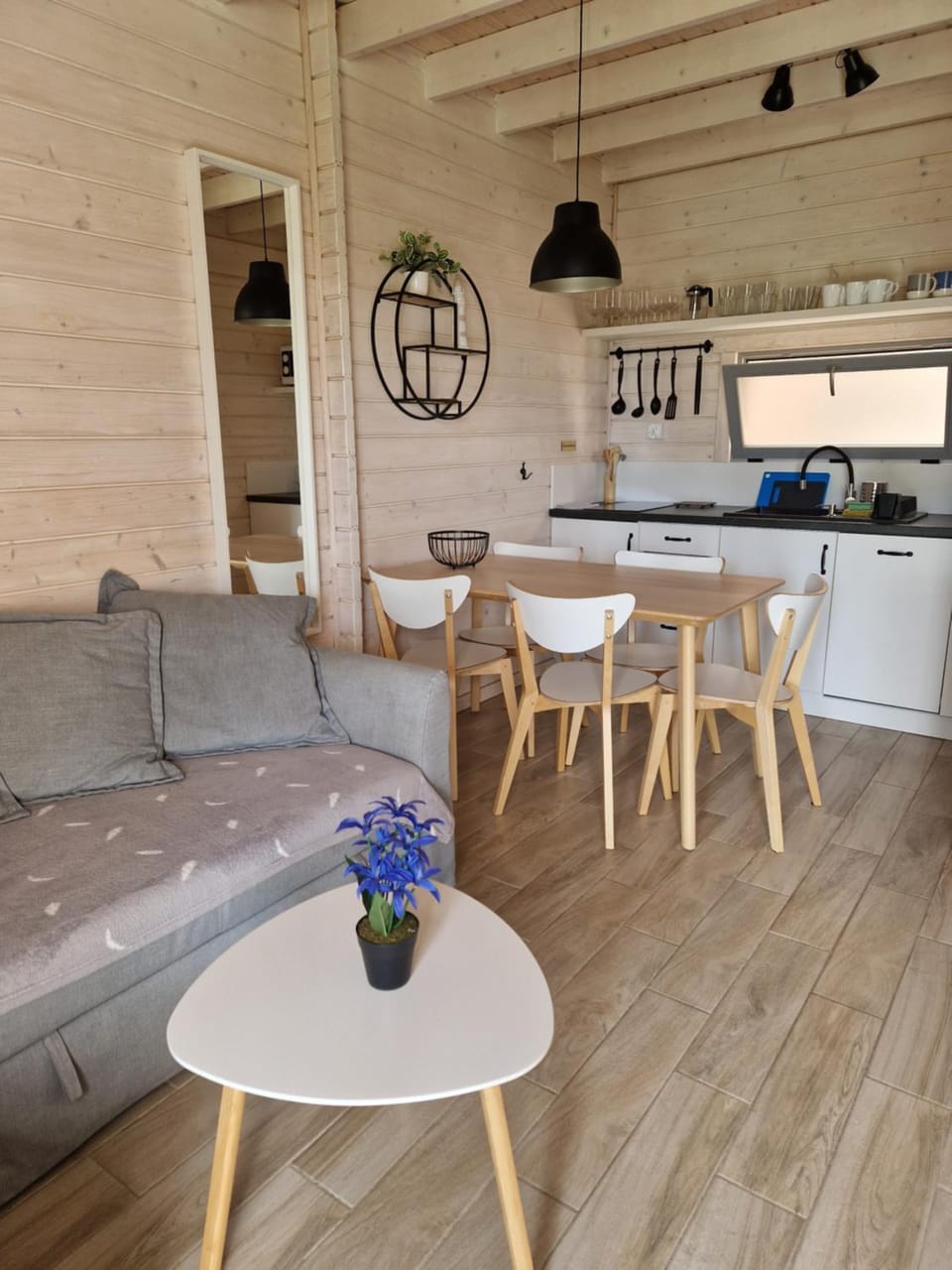 Kitchen or kitchenette, Living room, Seating area, Dining area