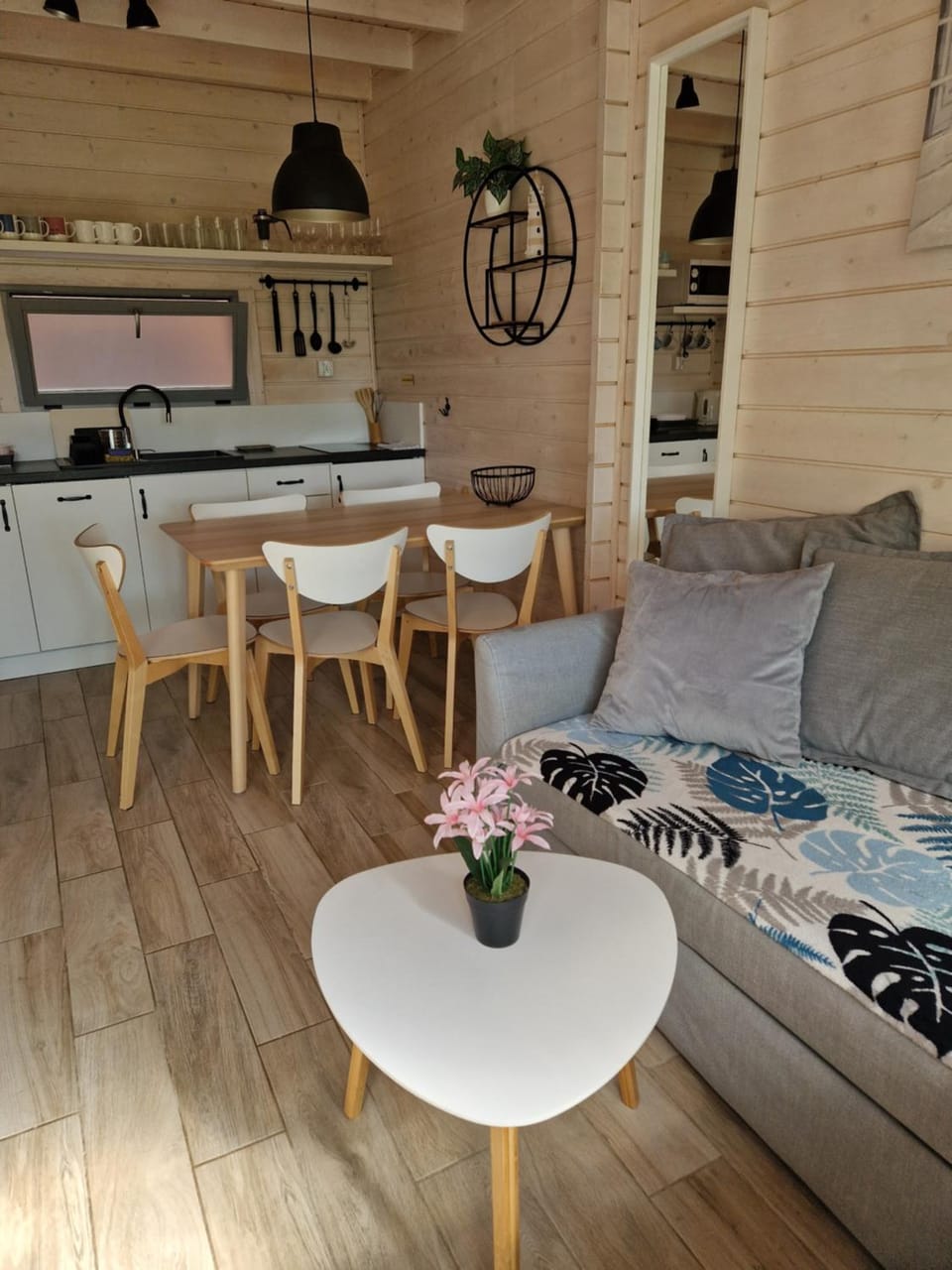 Kitchen or kitchenette, Living room, Seating area, Dining area