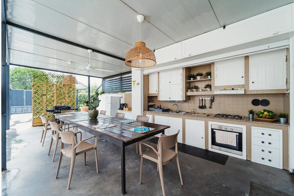 Dining area, pet friendly, stove
