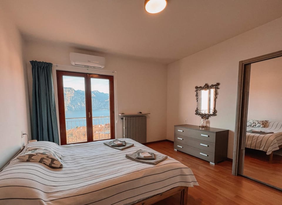 Bed, Natural landscape, Photo of the whole room, Bedroom, Lake view, Lake view, Mountain view, towels, wardrobe
