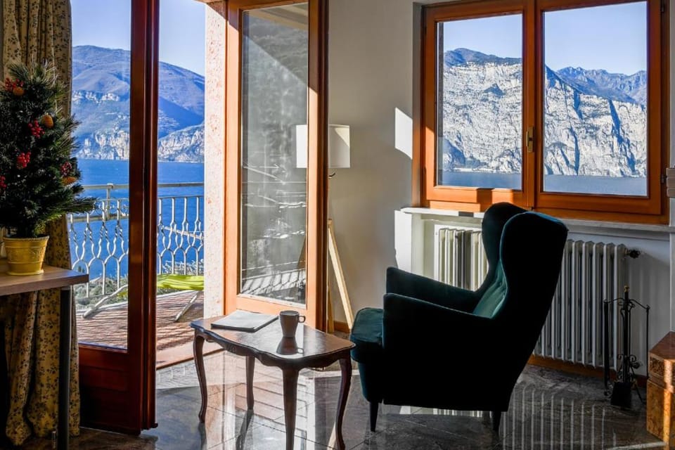 View (from property/room), Seating area, Lake view, Mountain view