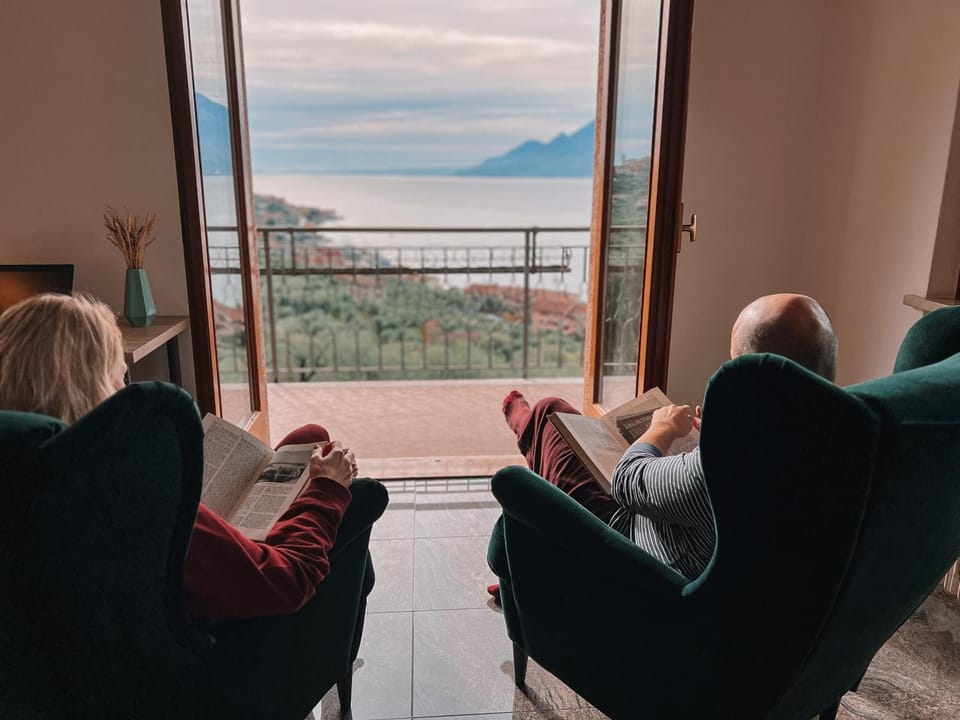 Natural landscape, View (from property/room), Balcony/Terrace, Living room, Seating area, Lake view, Mountain view, Family