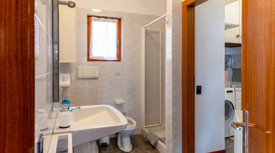 Shower, Toilet, Bathroom, washing machine