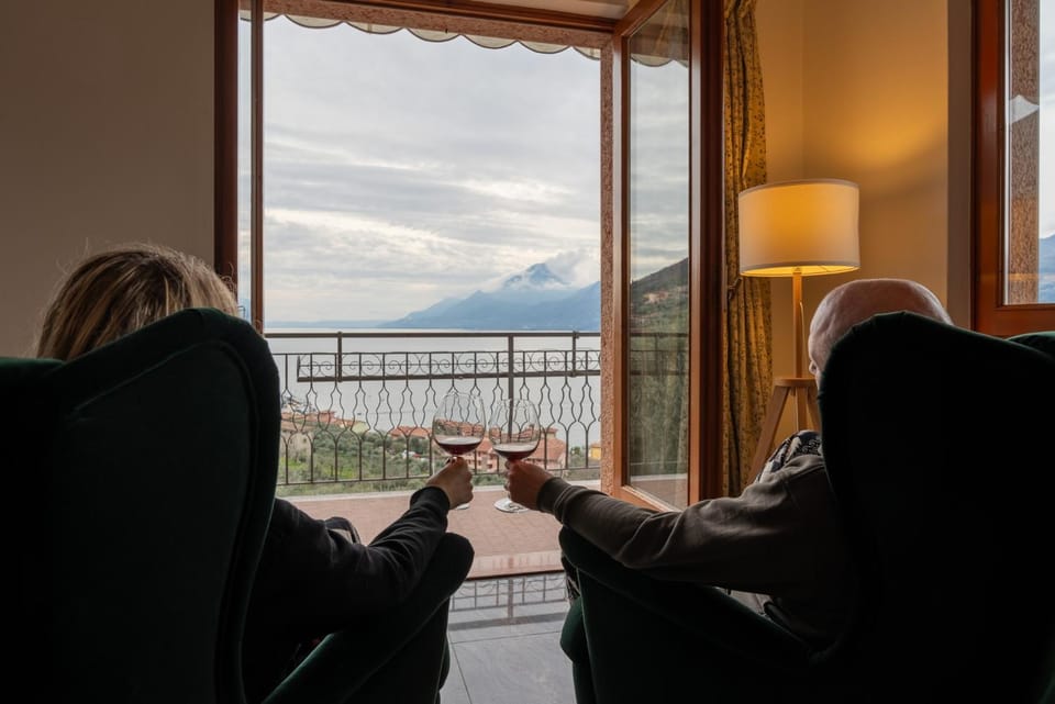 View (from property/room), Seating area, Lake view, Mountain view