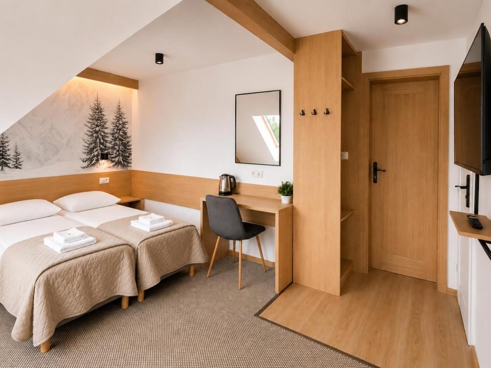 Bed, TV and multimedia, Photo of the whole room, Bedroom