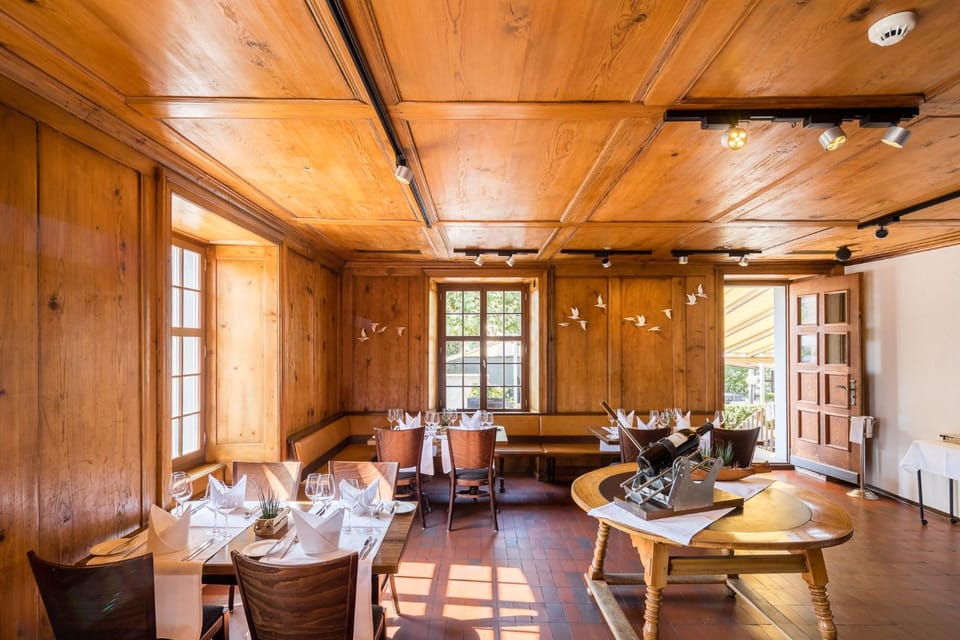 Restaurant/places to eat, Seating area