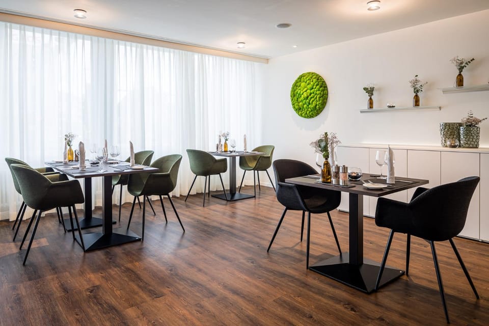 Restaurant/places to eat, Dining area