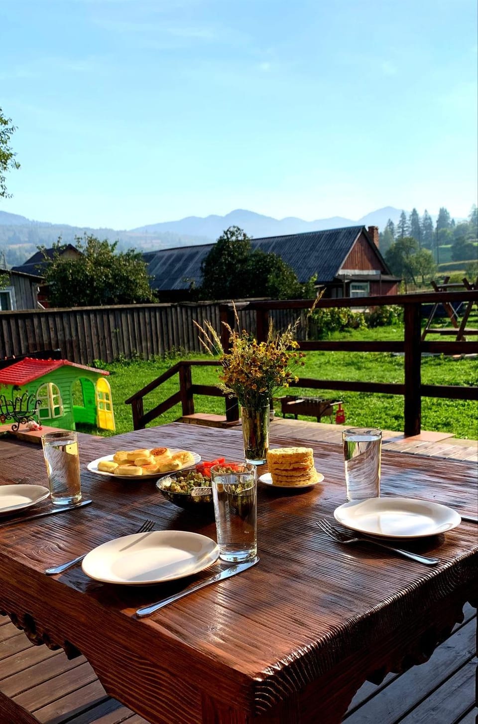 Patio, BBQ facilities, Balcony/Terrace, Seating area, Dining area, Mountain view, Breakfast, Dinner, group of guests, Family, Inner courtyard view