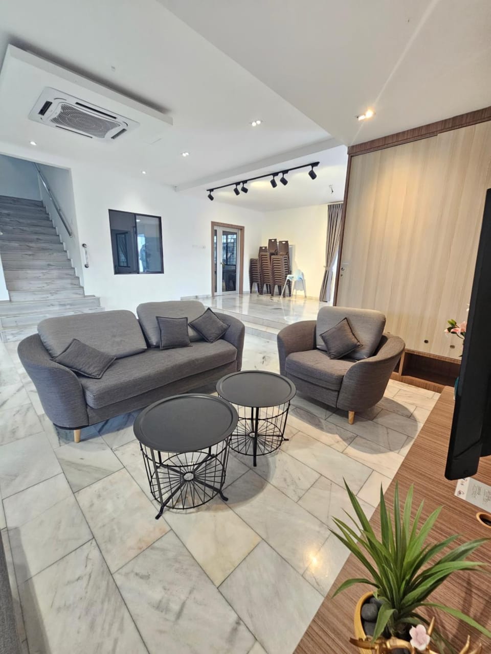TV and multimedia, Living room, Seating area, air conditioner