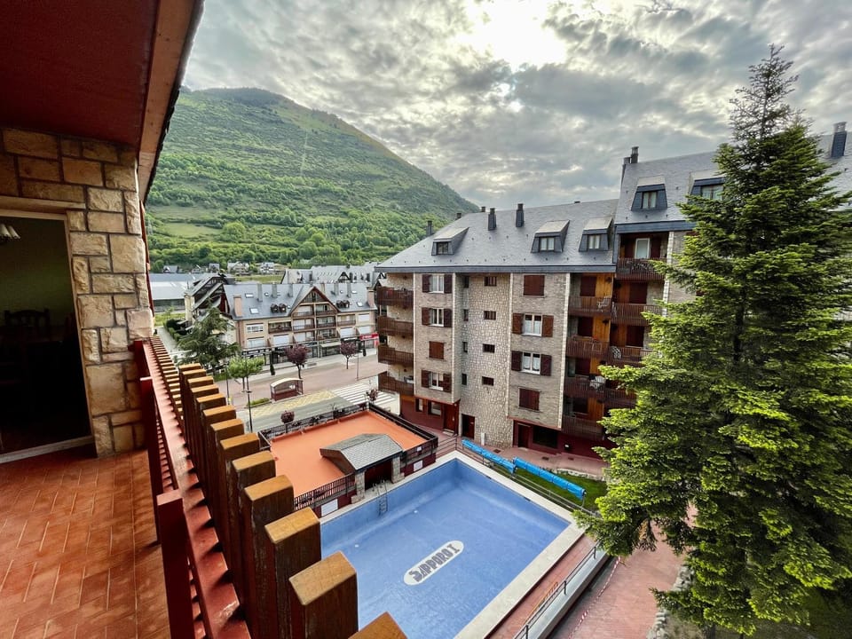 Sauna, Solarium, View (from property/room), View (from property/room), Balcony/Terrace, Garden view, Garden view, Mountain view, Pool view, Pool view, Street view, Street view, Swimming pool, Quiet street view, Inner courtyard view