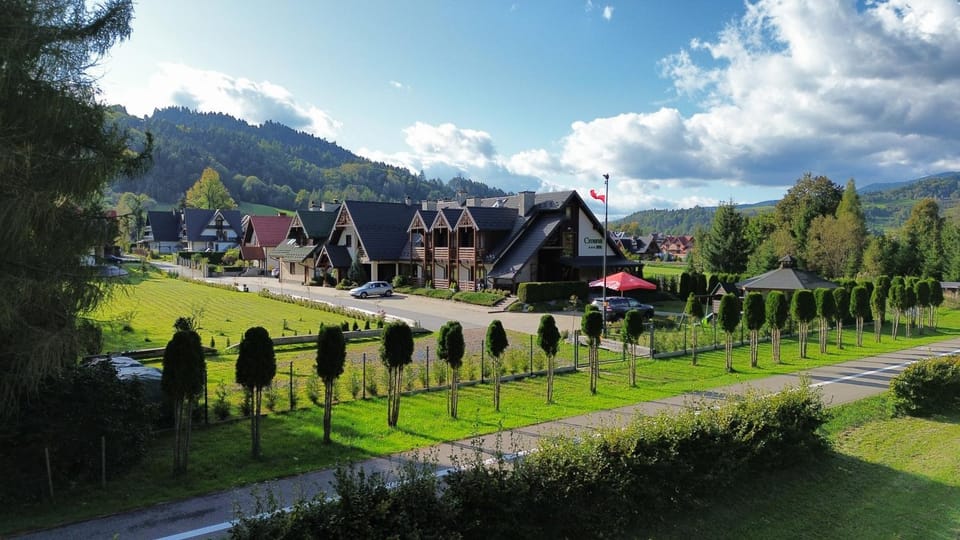Property building, Day, Neighbourhood, Natural landscape, Garden, Garden, Mountain view