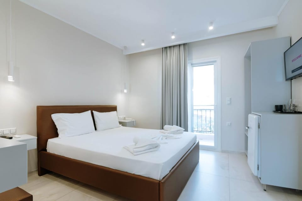 Bed, TV and multimedia, Photo of the whole room, Bedroom