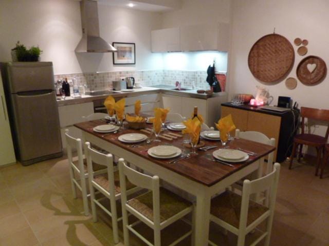 Kitchen or kitchenette, Dining area