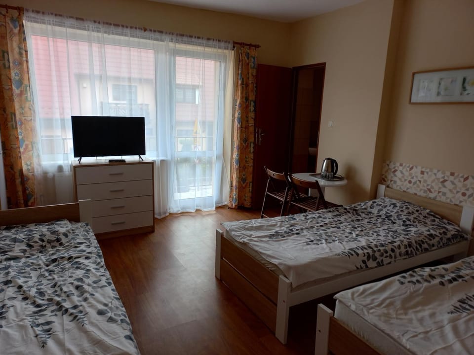 Bed, TV and multimedia, Photo of the whole room