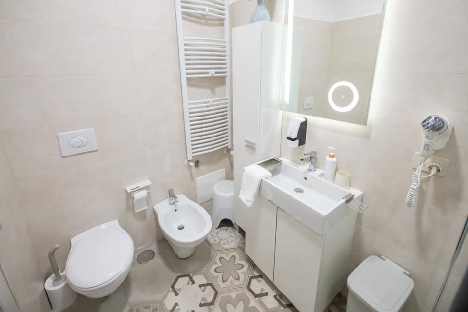Shower, Toilet, Bathroom, bidet, towels