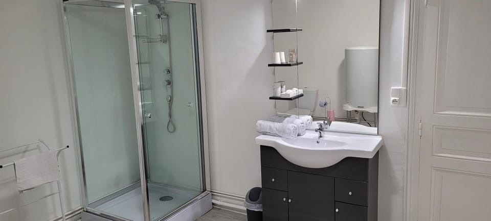 Shower, Bathroom, towels