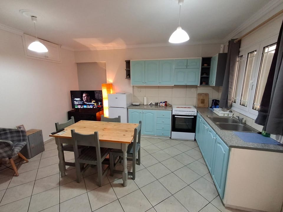 TV and multimedia, Kitchen or kitchenette, Living room, Seating area, Dining area, oven, stove