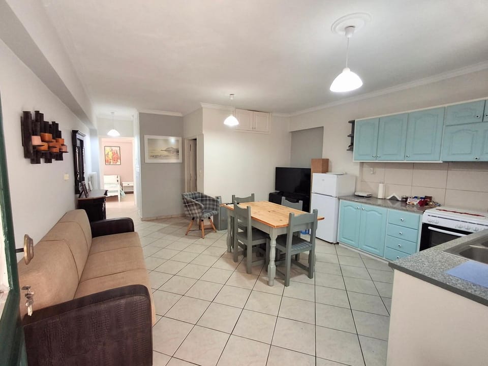 Kitchen or kitchenette, Living room, Seating area, Dining area, oven, stove