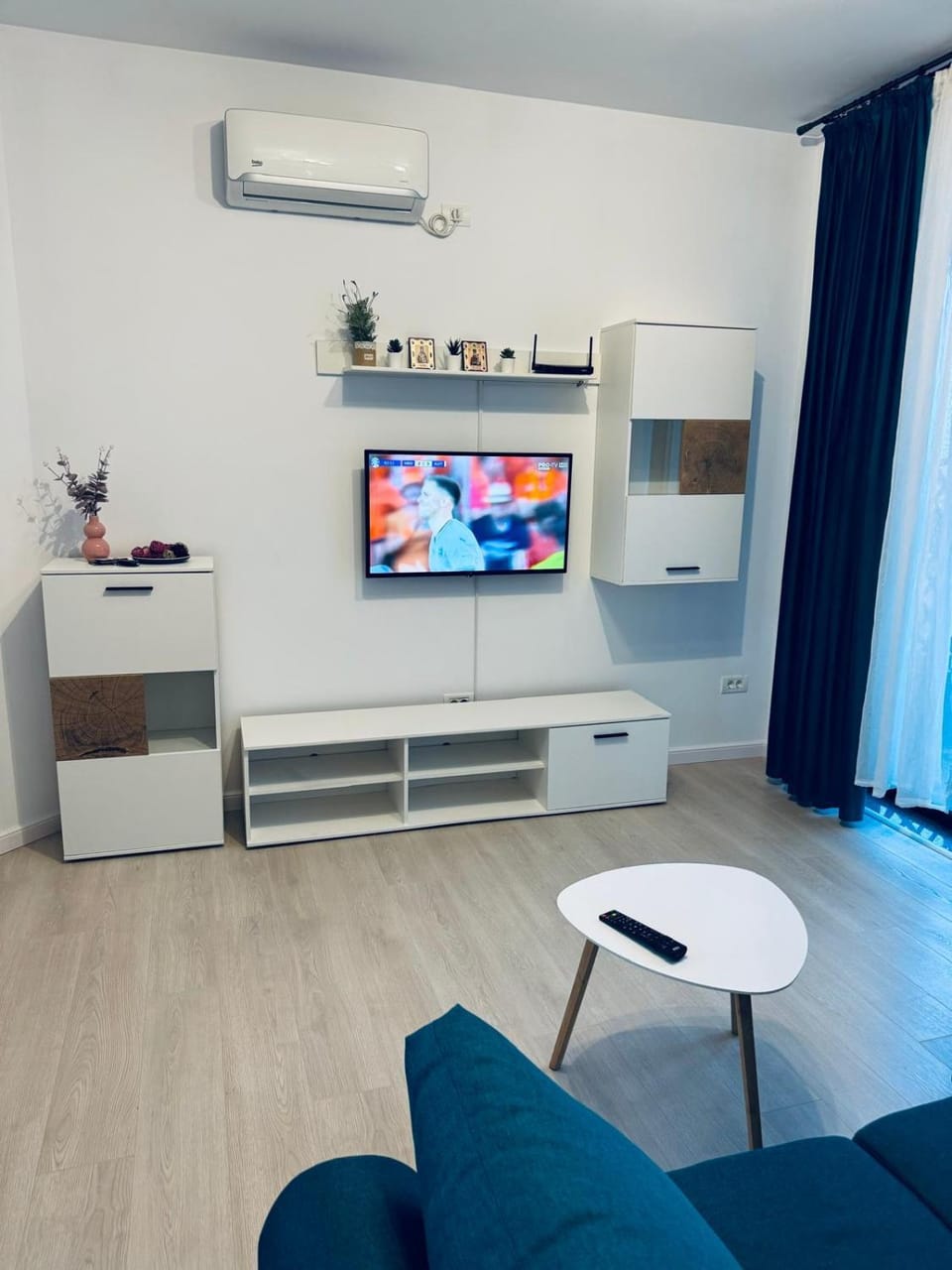 Communal lounge/ TV room, Living room, Seating area, air conditioner