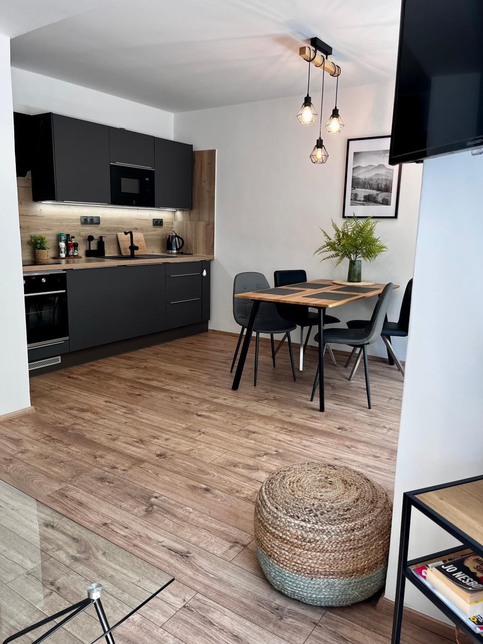 Kitchen or kitchenette, Dining area